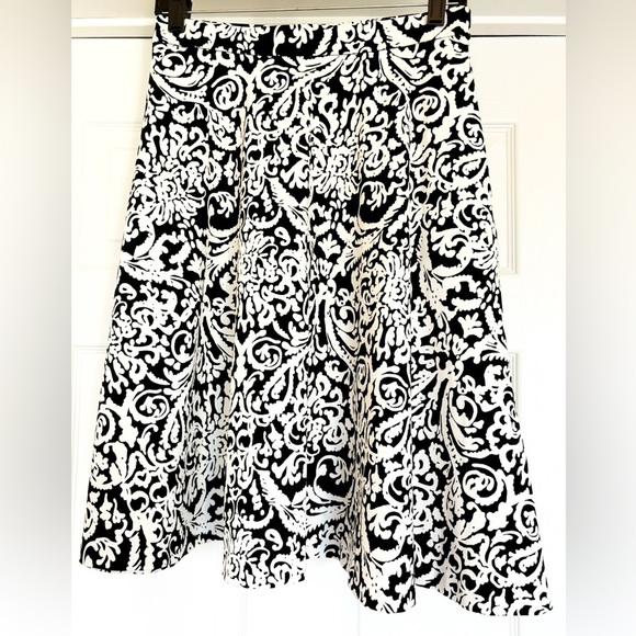 Used Adrienne Vittadini Black & White Paisley Print Full Midi Skirt in Size S - Picture 1 of 9